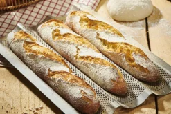 Plaque de cuisson De Buyer perforée en inox pour 3 baguettes