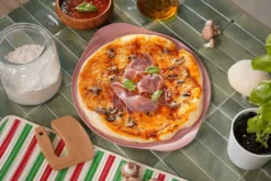 Plat à pizza Cookut Le Formidable guimauve avec coupe-pizza et livret de recettes