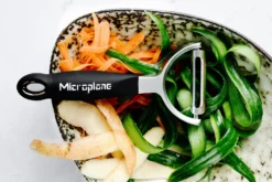 Éplucheur Microplane lame droite en acier inoxydable