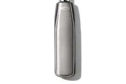 Éplucheur à peaux fines OXO Steel en inox avec manche bi-matière