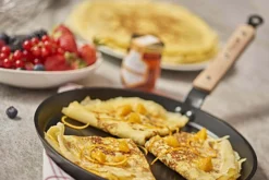 Poêle à crêpes antiadhésive De Buyer Choc B Bois en aluminium forgé et manche en hêtre