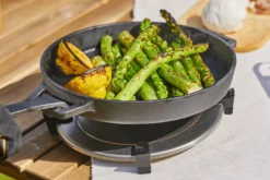 Poêle ronde Ooni Sizzler en fonte manche amovible + dessous-de-plat inox