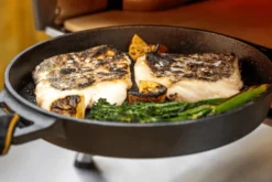 Poêle ronde Ooni Sizzler en fonte manche amovible + dessous-de-plat inox