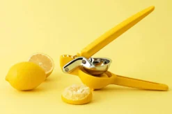 Presse-agrumes Chef'n FreshForce en polymère jaune