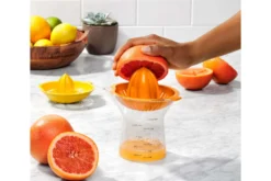 Presse agrumes OXO citron et orange avec récipient doseur