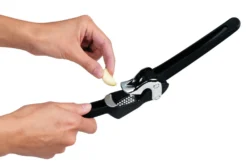 Presse-ail Chef'n FreshForce en inox et polymère noir