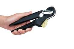 Presse-ail Chef'n FreshForce en inox et polymère noir