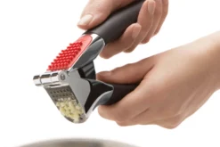 Presse-ail OXO avec brosse à picots intégrée