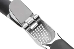 Presse-ail OXO avec brosse à picots intégrée