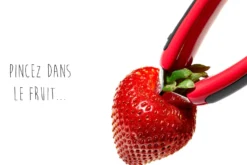 Équeuteur de fraises OXO rouge à pince en inox