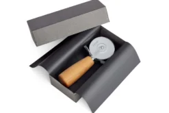 Roulette à pizza Triangle manche bois + coffret