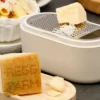 Râpe Microplane 3-en-1 blanche avec boîte de conservation et double couvercle