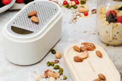 Râpe Microplane 3-en-1 blanche avec boîte de conservation et double couvercle