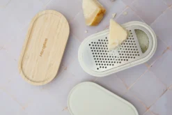 Râpe Microplane 3-en-1 blanche avec boîte de conservation et double couvercle