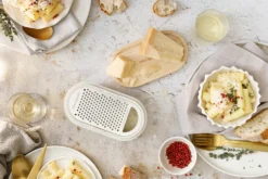 Râpe Microplane 3-en-1 blanche avec boîte de conservation et double couvercle