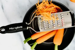 Râpe Microplane Gourmet spéciale carottes manche noir