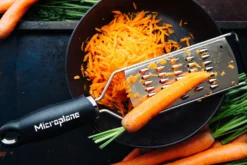 Râpe Microplane Gourmet spéciale carottes manche noir