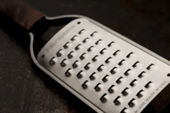Râpe Microplane Master extra gros grains manche en noyer