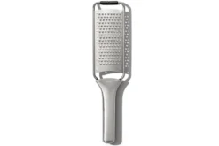 Râpe moyenne OXO Steel en acier inoxydable avec étui de protection