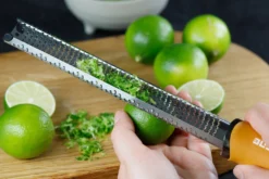 Râpe-zesteur Microplane Premium Classic Jaune Moutarde - 20,3cm