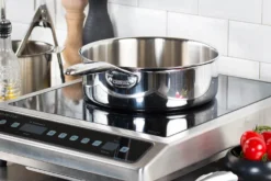 Sauteuse Cristel Castel'Pro en acier inoxydable 18/10 5 ply poignée fixe + couvercle en verre