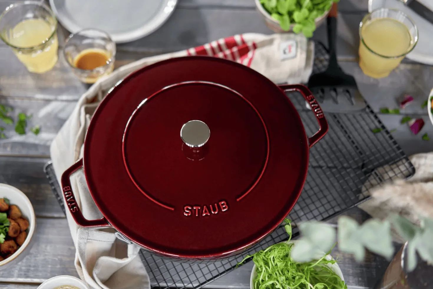 Sauteuse Staub Chistera en fonte émaillée grenadine
