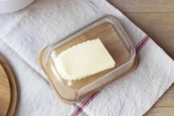 Set beurrier en verre et bambou Pebbly avec couteau à beurre