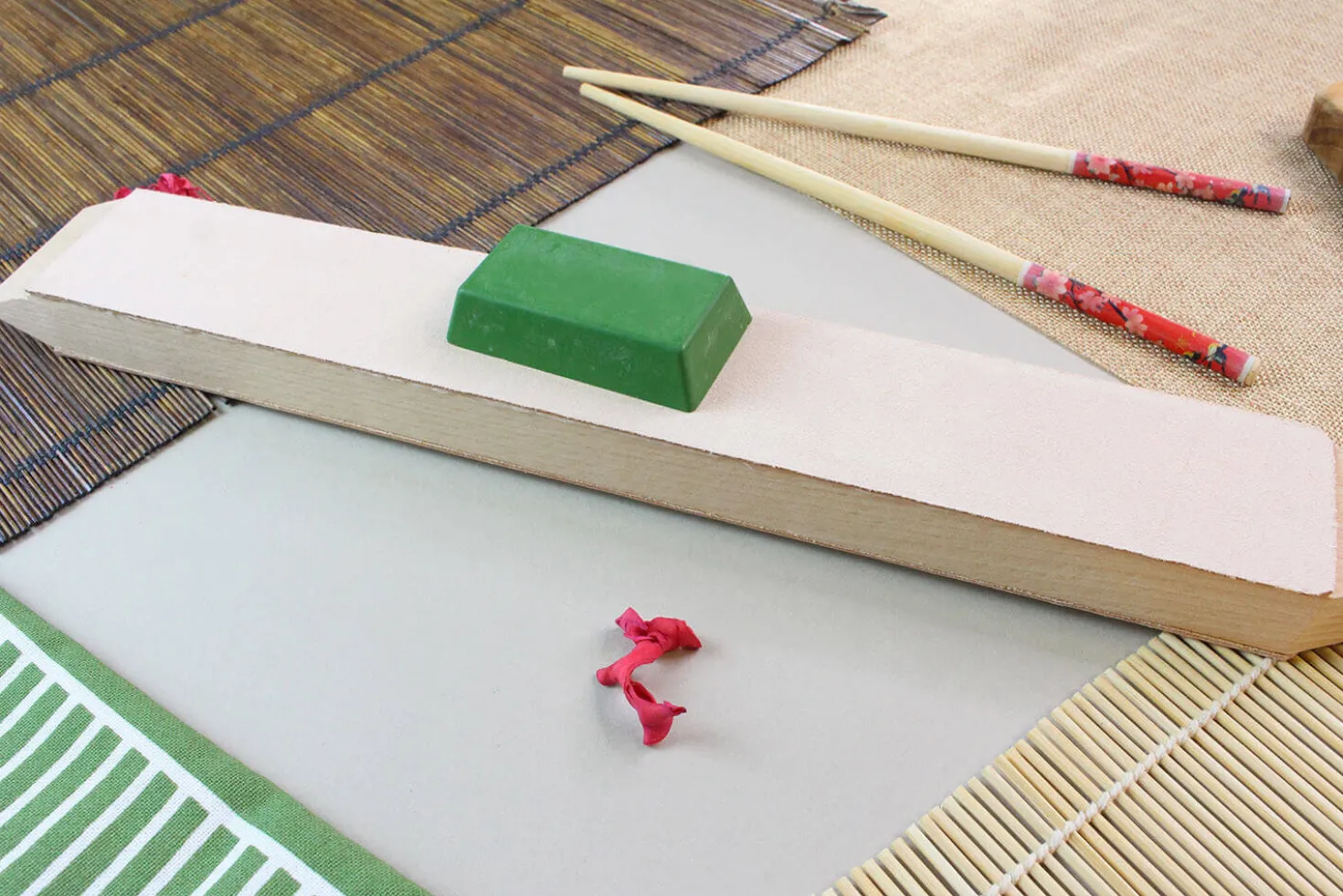 Set stropping cuir de polissage japonais Suehiro 48,5cm + pâte abrasive