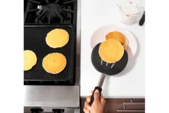 Spatule extra large flexible ajourée OXO en silicone