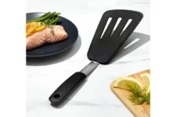 Spatule flexible ajourée OXO en silicone
