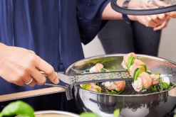Spatule Rösle coudée perforée en silicone et acier inoxydable 32cm