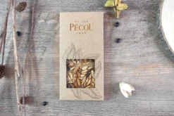 Tablette de chocolat blanc doré Pécou L'Exquise aux amandes salées - 100g