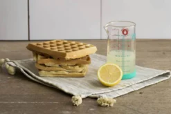 Verre doseur Pebbly en verre borosilicate et base en silicone
