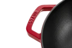 Wok Staub 30cm cerise en fonte émaillée avec couvercle en verre et grille en inox