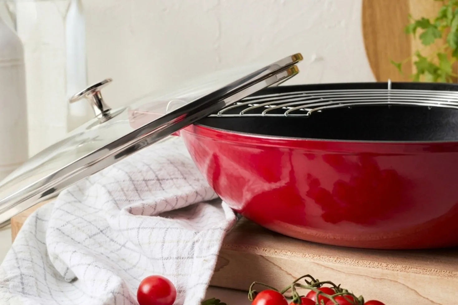 Wok Staub 30cm cerise en fonte émaillée avec couvercle en verre et grille en inox
