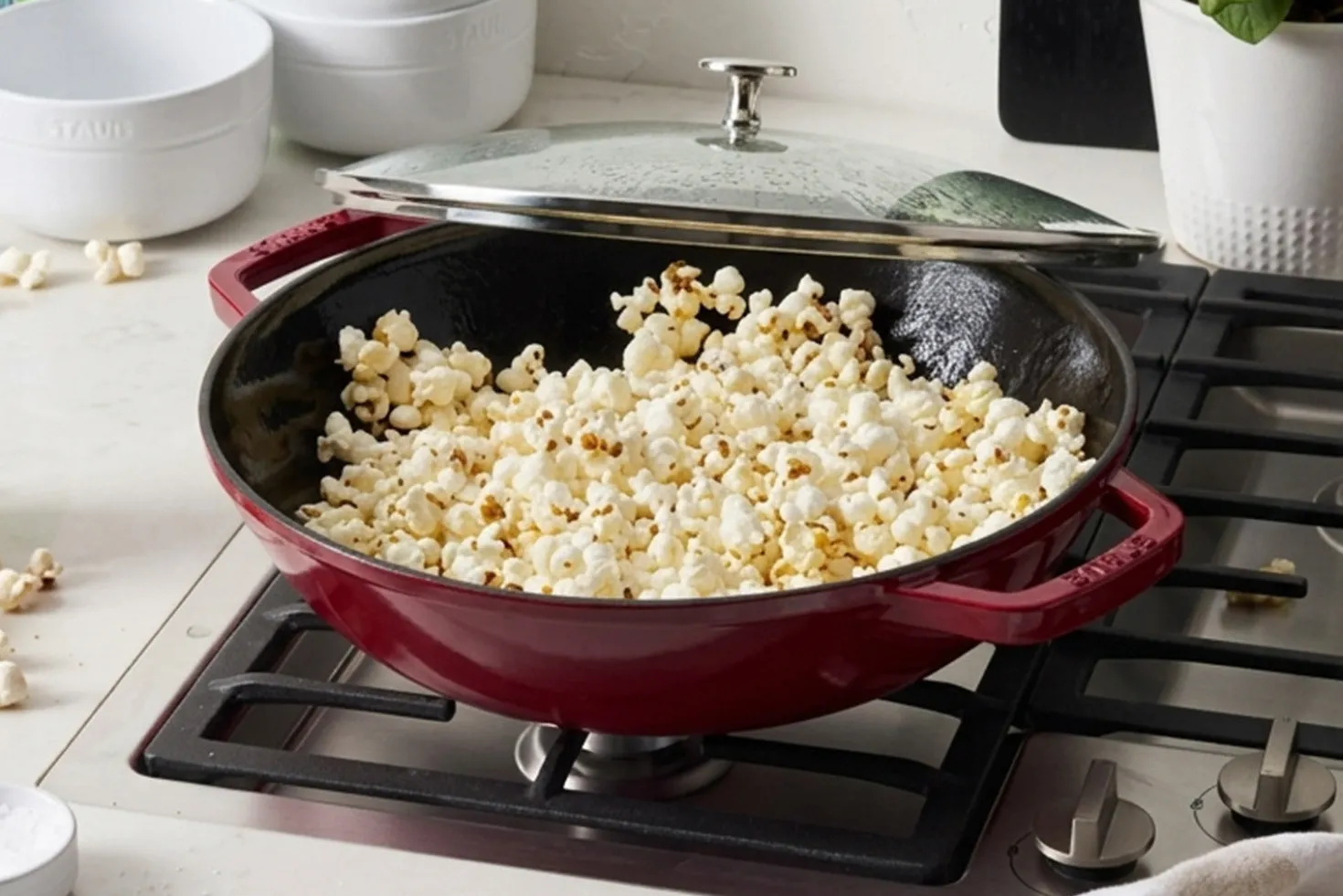 Wok Staub 30cm cerise en fonte émaillée avec couvercle en verre et grille en inox