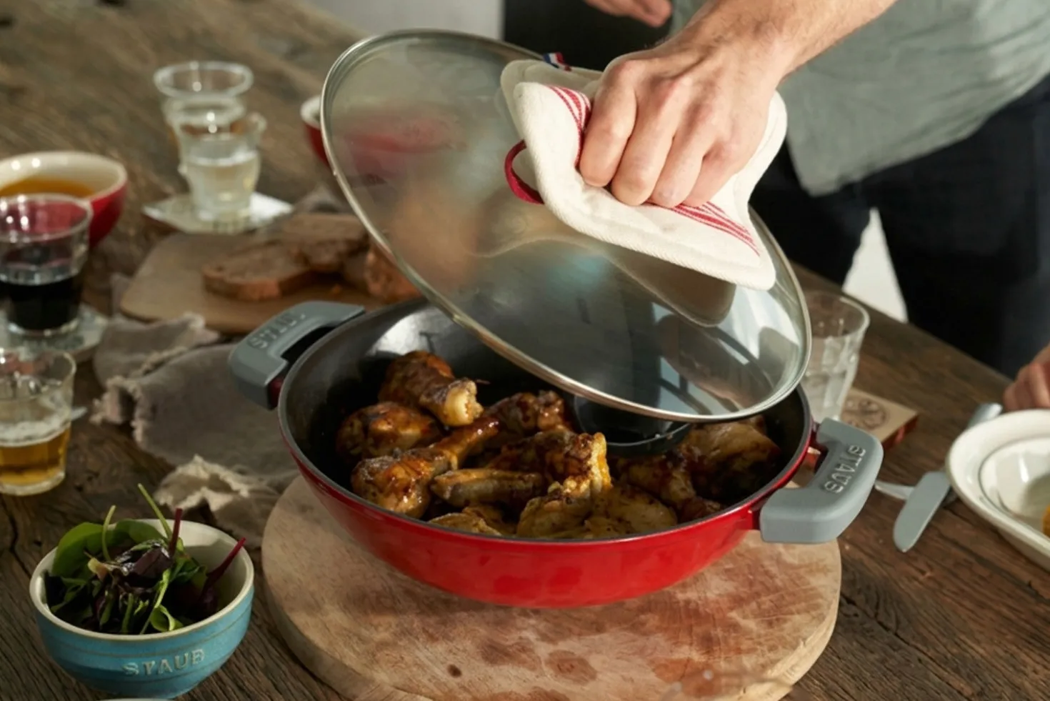 Wok Staub 30cm cerise en fonte émaillée avec couvercle en verre et grille en inox