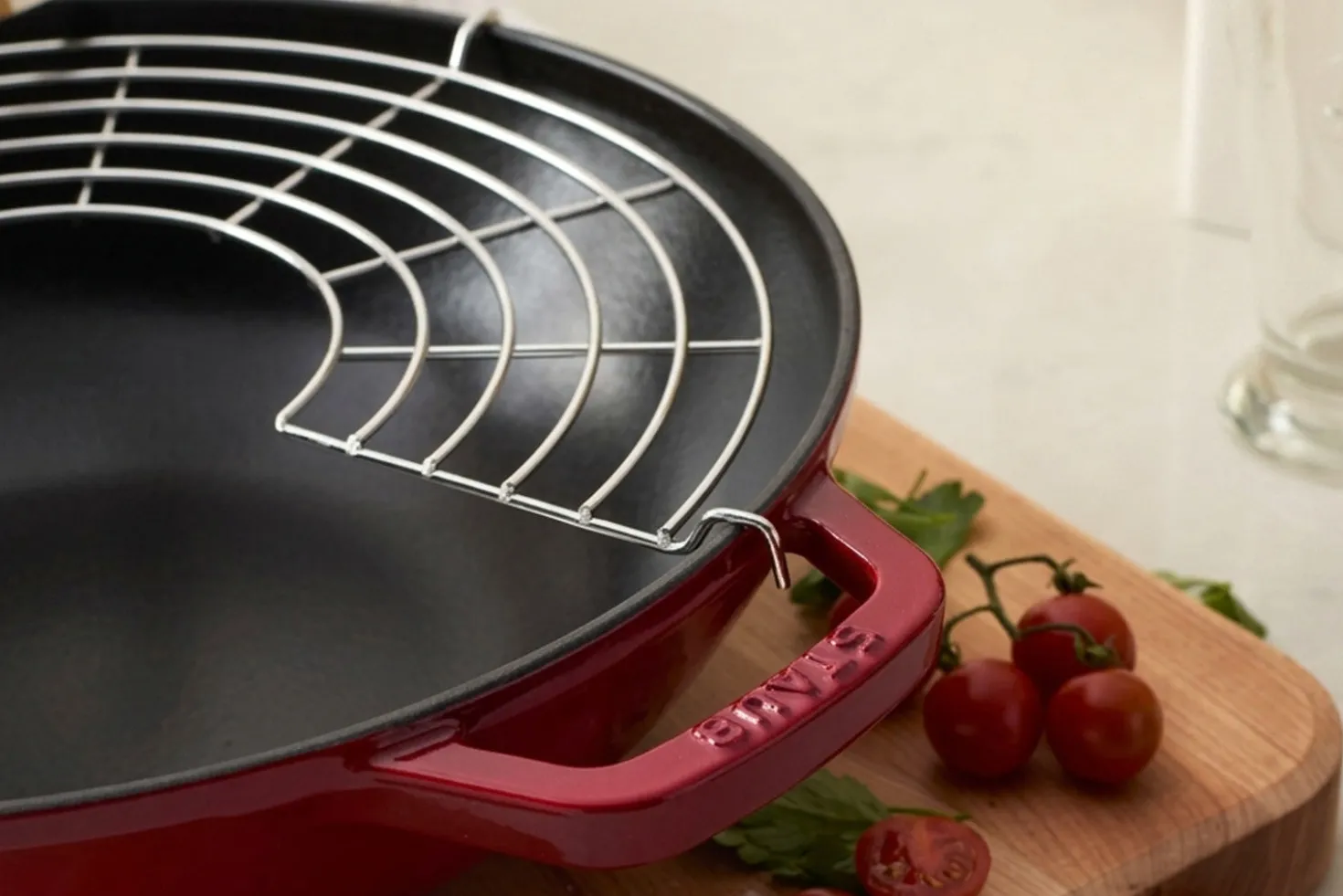 Wok Staub 30cm cerise en fonte émaillée avec couvercle en verre et grille en inox