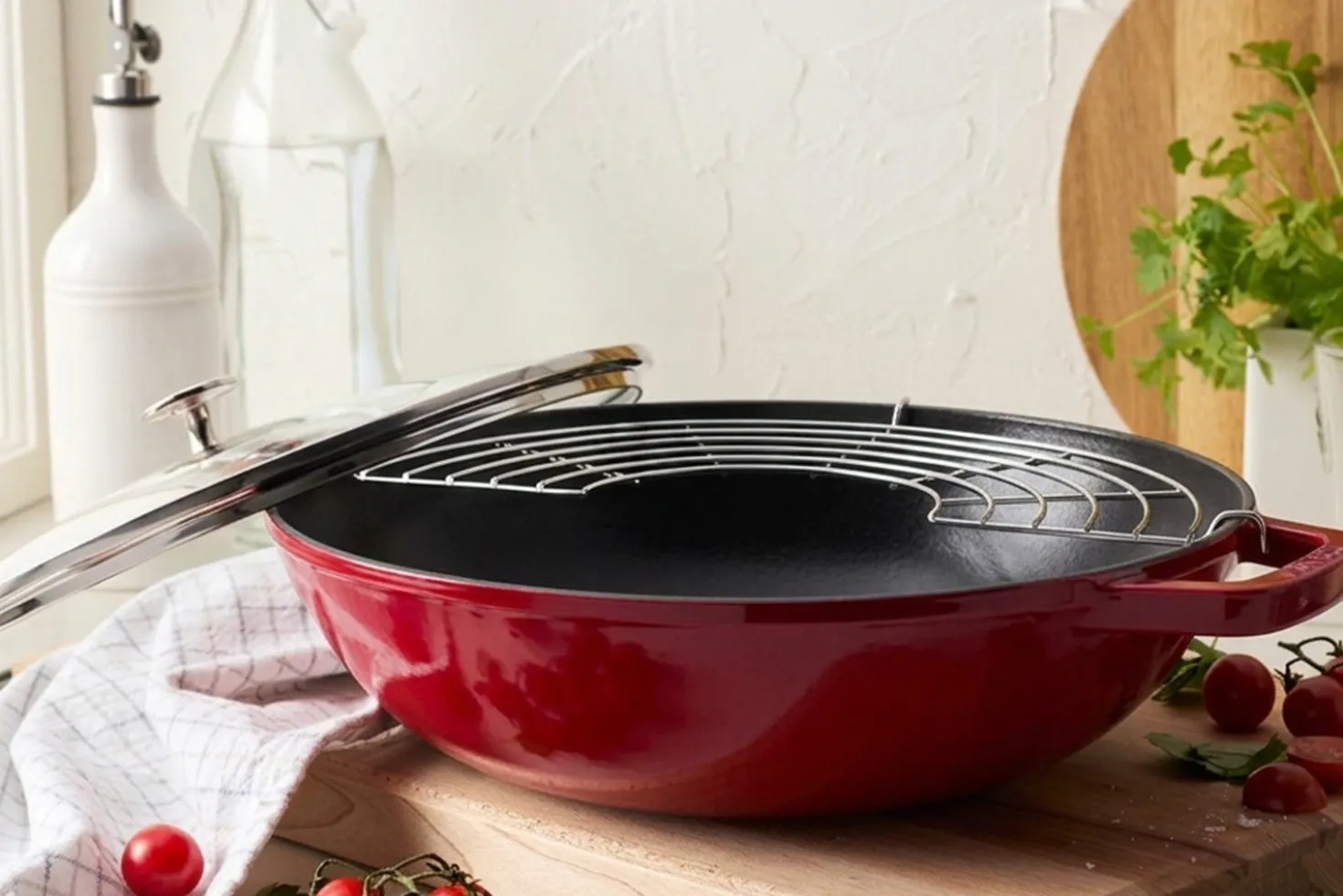 Wok Staub 30cm cerise en fonte émaillée avec couvercle en verre et grille en inox
