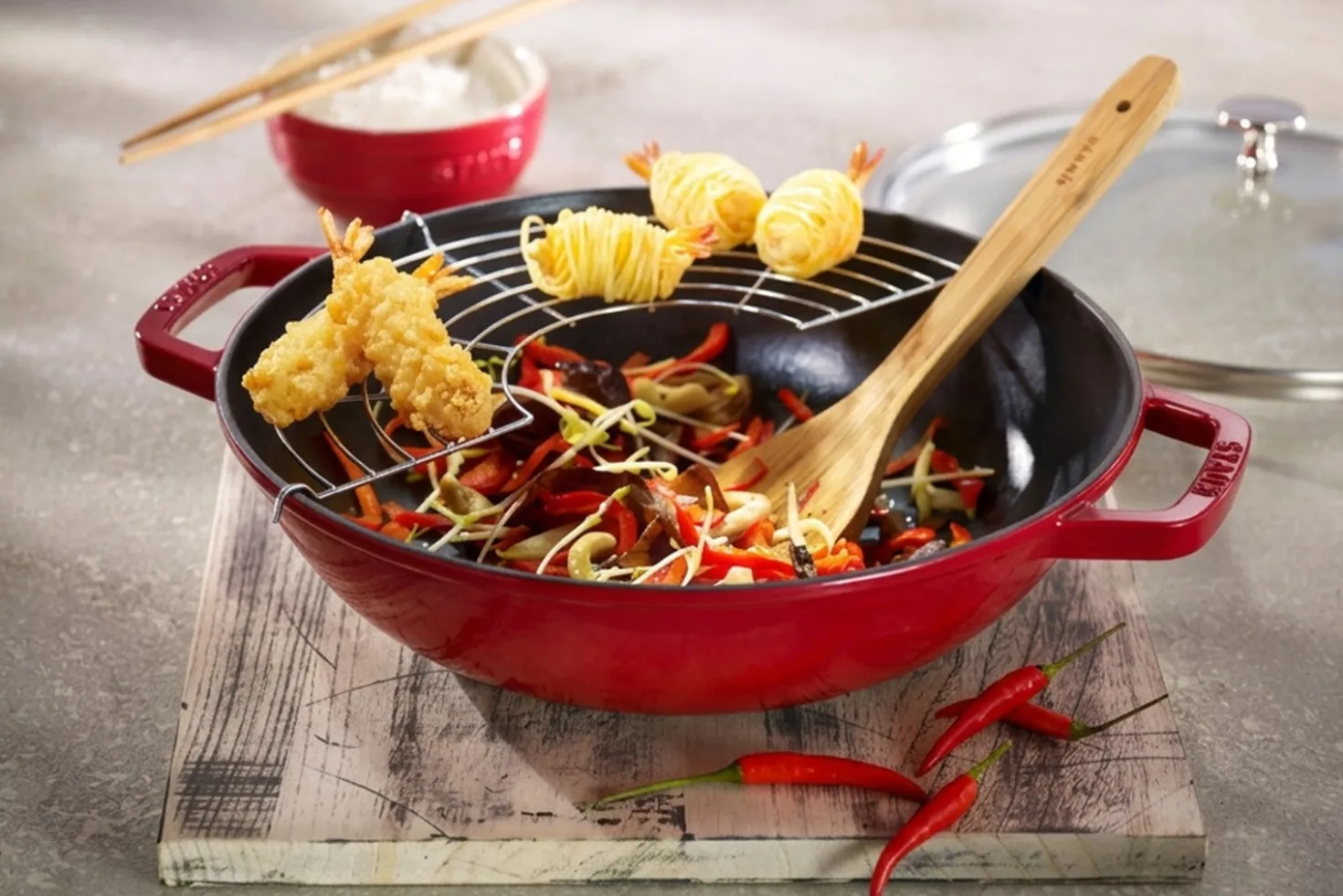 Wok Staub 30cm cerise en fonte émaillée avec couvercle en verre et grille en inox