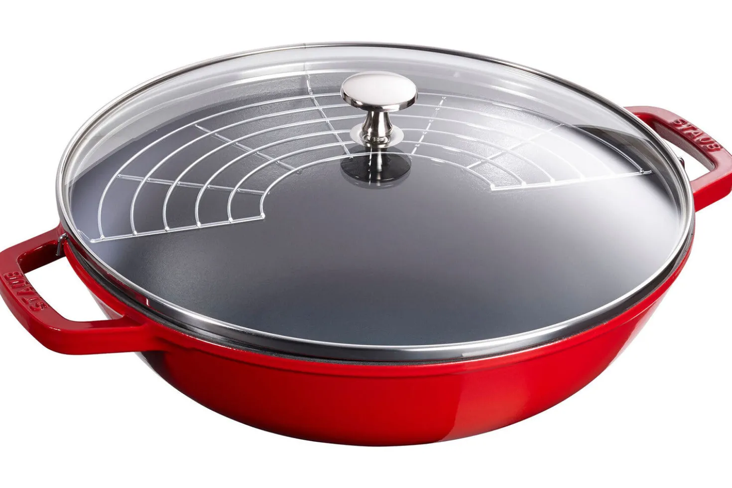 Wok Staub 30cm cerise en fonte émaillée avec couvercle en verre et grille en inox
